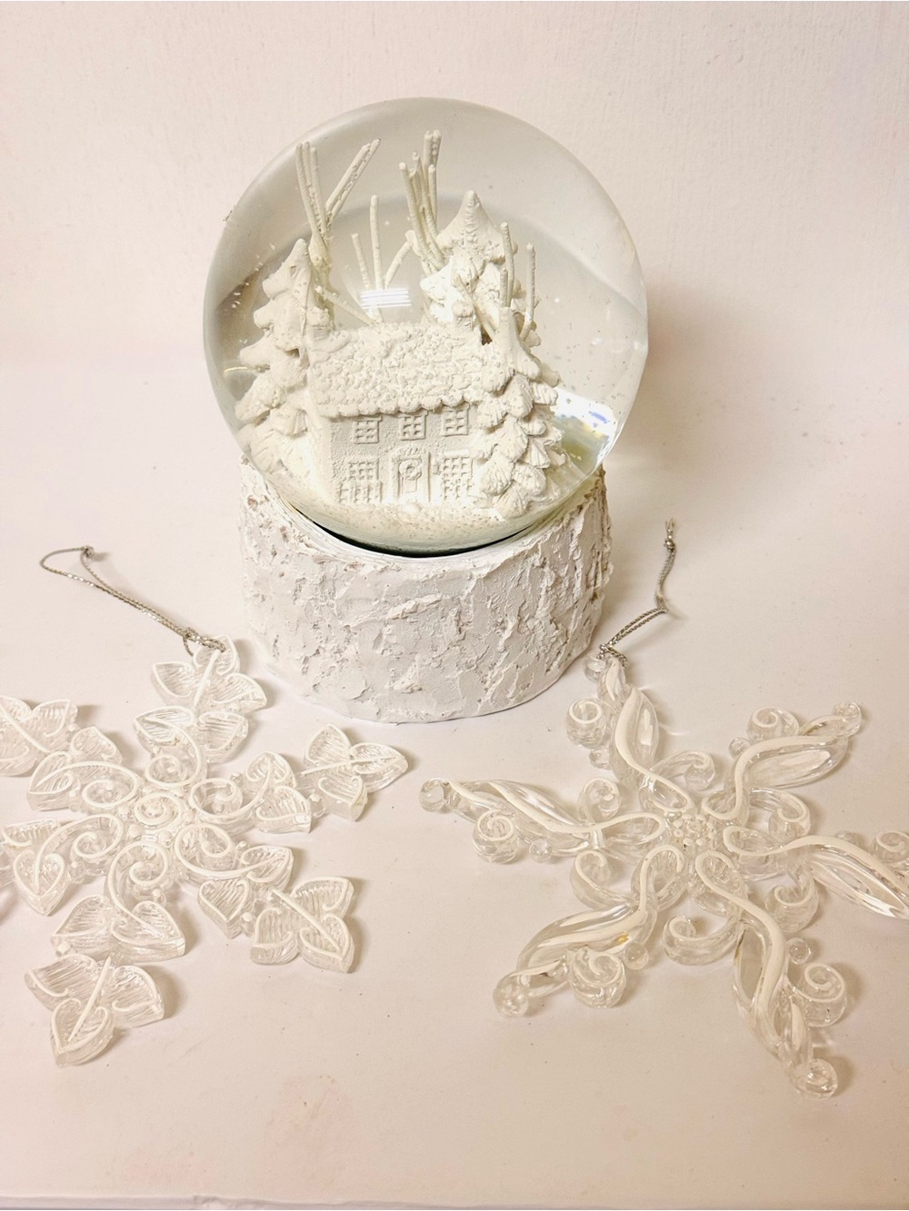 NWOT Snow Globe & Ornaments in White & Clear Like New